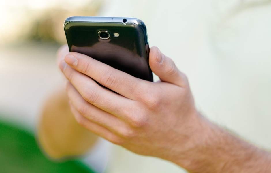 picture of hands holding a cell phone